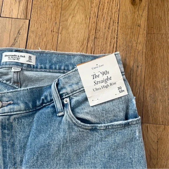 Abercrombie & Fitch Curve Love The ‘90s Straight Light Blue Straight Leg Jeans - Picture 2 of 10